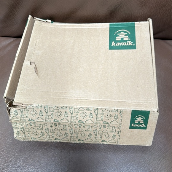 Little kid size 11 winter boots - Picture 6 of 7